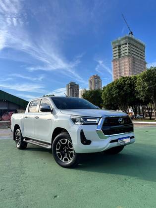 TOYOTA HILUX 2.8 D-4D TURBO DIESEL CD SRX 4X4 AUTOMÁTICO